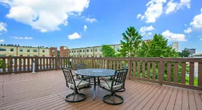 Stylish 4BR condo in Downtown by Hosteeva - Image 4
