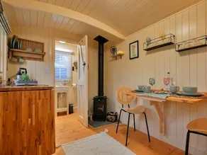 Shepherds Hut near Cotswolds  Sky Dive Fun - Image 4