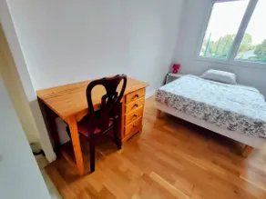 Private room & parking in shared apartment - Image 5