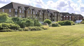 4 beds spacious Apartment, with Parking & WIFI, CHAFFORD HUNDRED, near station & shopping, long stays! - Image 4