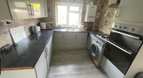 Spacious Double Room By Town Centre - Image 3