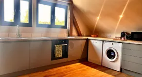Cosy Hampshire Barn Getaway, Large garden alongside a stunning river - Fire Pit, BBQ, Outdoor seating - Country walks & Pubs - Image 5