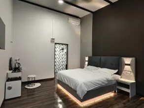 Private Premium King Bedroom in Bakri Homestay - Image 2