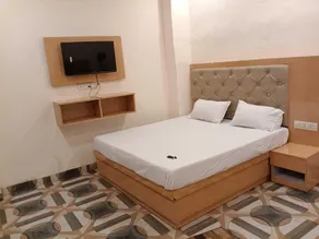 Hotel O by OYO Ayodhya Deluxe - Image 3