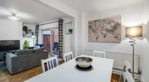 Modern 4 Bedroom House with Garden in Feltham - Image 3