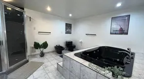 Luxury comforts getaway home - Image 4