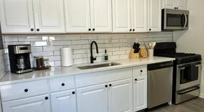 KING bed, Pet Friendly, Modern Retreat in CLE-BW - Image 4