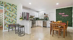 Tropical Escape near Beach! Tons of parking! - Image 2