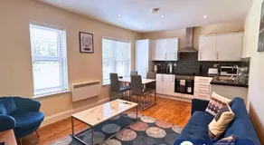 Stylish 1 bedroom flat with free parking - Image 2