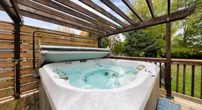 Charming 3-Bed House with Hot Tub close to Downtown - Image 4