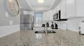 Great 1 bedroom 1 bath condo with heated pool - Image 5