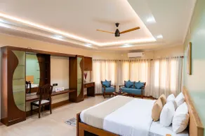 ELIVAAS Signature Valiyaveetil Mansion 5-BHK Mansion With Private Pool, Home Theatre & Garden Near New Marine Drive - Image 2