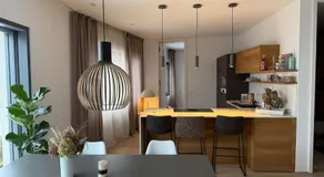 Spacious apartment with lake view and garden - Image 3