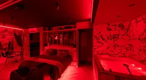Suite Cabaret - Love room spa & cinéma privatifs - Image 3