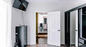 4-bedroom Burlington with AC & Wifi - Image 2