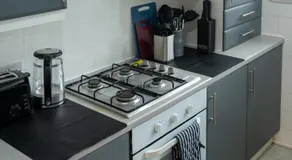 Stylish 2-Bedroom Apartment in Motherwell I Netflix, Pet Friendly & Train Access - Image 3