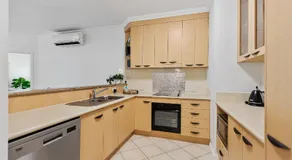Cozy 3-Bedroom Oasis with Pool Access in Cairns - Image 4