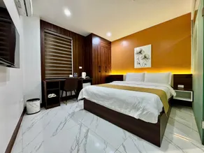 Crowne Plaza Hotel - Image 2