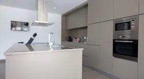 Villa entièrement équipée avec jardin, barbecue et piscine privée | Vue piscine | Adaptée au travail à distance - Image 4