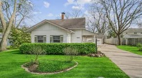 Beautiful Updated 5 bedroom home in Downtown Libertyville Near Naval Base - Image 3