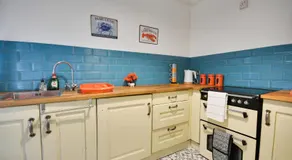 Modern 2BR Hub - Free Parking - Monthly 22 Percent Off - Image 4