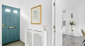 Luxurious 3 Bed House with Free Parking - Image 3