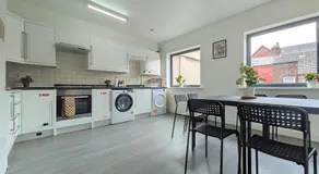 Stylish Rooms Near Airport & City Centre Parking - Image 3