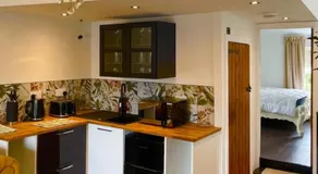 Rooftop One-Bedroom Apartment Near East Midlands Airport - Image 3