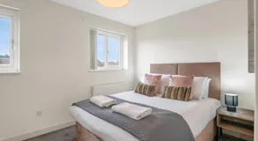 Quiet 3 Bed Home - Near QMC and Uni - Free Parking - Image 2