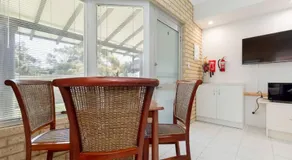 A2 Spacious Apartment with WiFi Kitchenette - Image 5