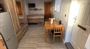 Gatwick Cosy Apartment - Image 4