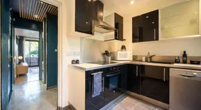 Air-conditioned apartment with private parking - Image 3