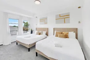 Luxury 5 BR Home Free Parking - Image 2