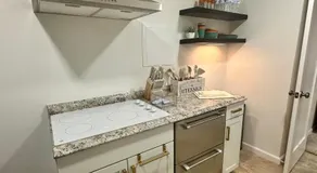 Stylish Studio with Kitchenette - Image 2