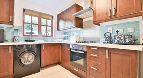 Homely 5 Bed House - 15 Mins to Cardiff City - Image 5