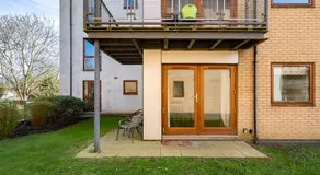 Crawley 2 bed flat with Parking - Image 4