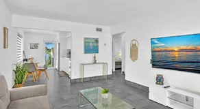 Charming 2BR Lakefront Cottage in Davie near Beach - Image 2