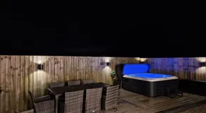 No 1 The Paddock - Spacious holiday home with a hot tub - Image 4