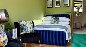 Private room with ensuite and small double bed - Image 2