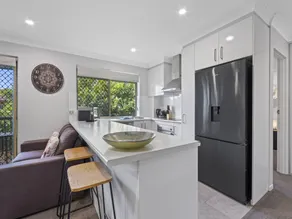 Charming 3-bed Apartment near Local Shops - Image 3