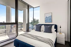 Modern 2BR Apt w Parking Near Melbourne Central - Image 2