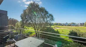 Stylish 3 Bedroom Townhouse - Free Parking - Image 5