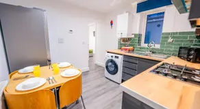 Cosy 2BR Flat Steps from Cardiff Pubs & Town - Image 3