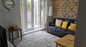 Private garden apartment with secure parking - Image 2