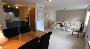 3 bedroom flat 10 mins walk to Bay and City center Free Parking - Image 2