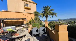 Love-room Discret 40 m2 Bormes les mimosas village avec Terrasse - Image 4