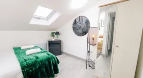 3 Bedrooms Luxury Apartment with Free Street Parking and Fast WiFi - Image 5