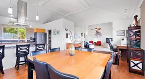 Central Oceanview Modern Cozy 3 Bed House - Image 5