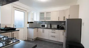 Stylish 2BR in Renfrew - Image 2