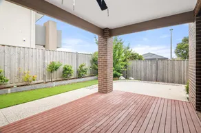 Spacious 5-Bed Home in Peaceful Point Cook - Image 5